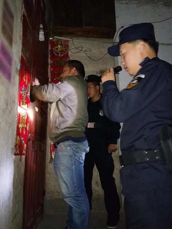 无锡粗心妈妈误将幼女锁家中 民警全城寻开锁师傅开门